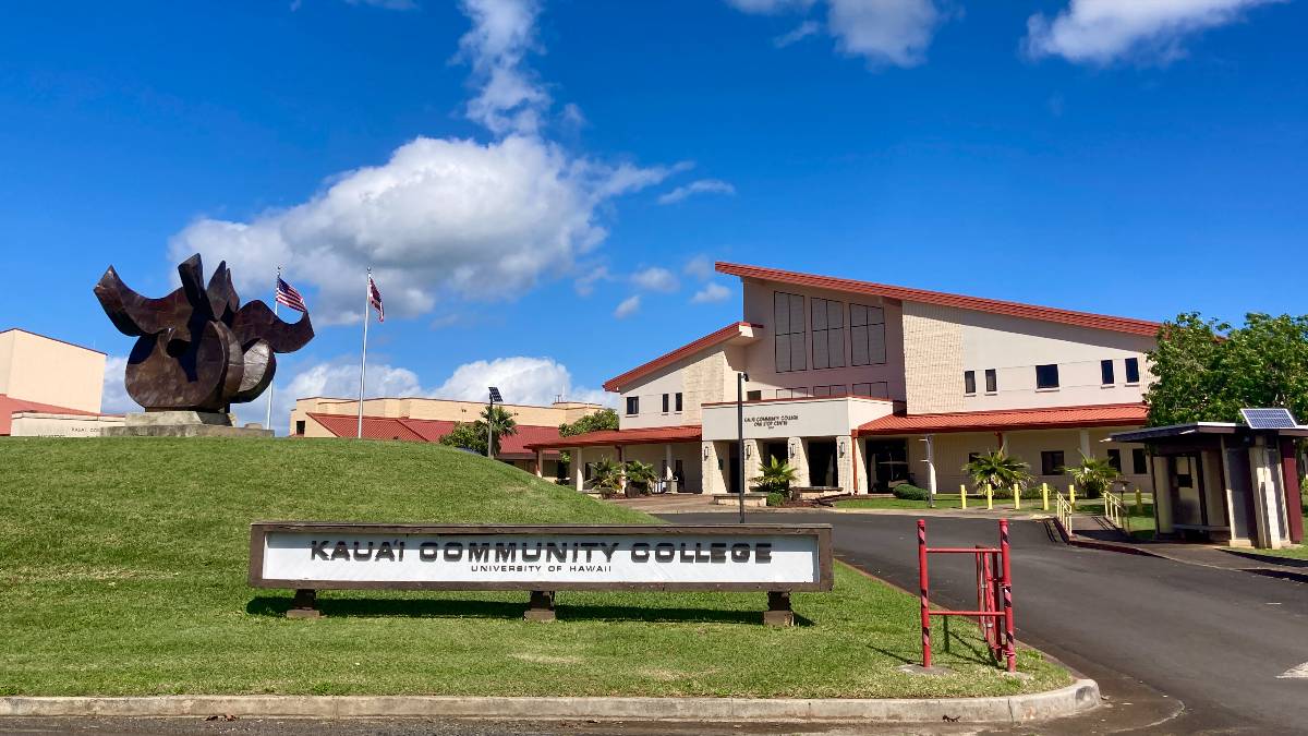Seniors at public and private schools in Hawaiʻi can apply to all 10 UH campuses through Direct2UH