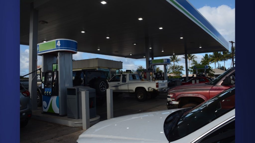 On July 29, 2025, at 5 p.m., evacuation orders were issued for low-lying coastal areas, leading to long lines at the Aloha Petroleum gas station in Kapa'a as motorists hurried to fill their tanks. (Picture Courtesy: Xiomara Yamileth/ Kaua'i Now)