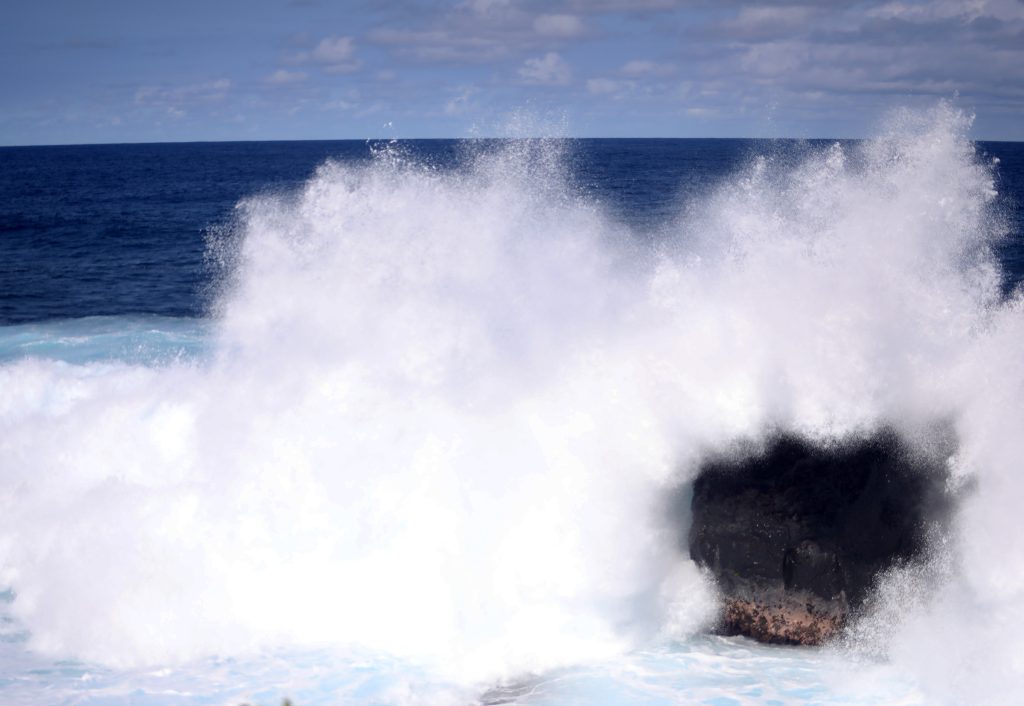 A large wave crashes on the east facing shore in Puna. (Kelsey Walling/Big Island Now)