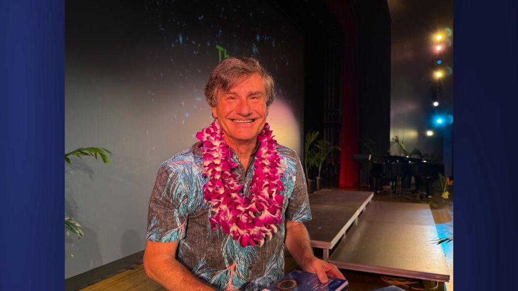 Dr. Alex Filippenko signed DVDs after his astronomy talk at Kauaʻi Community College on Oct. 11, 2025. (Photo Credit: Xiomara Yamileth/ Kauaʻi Now) 
