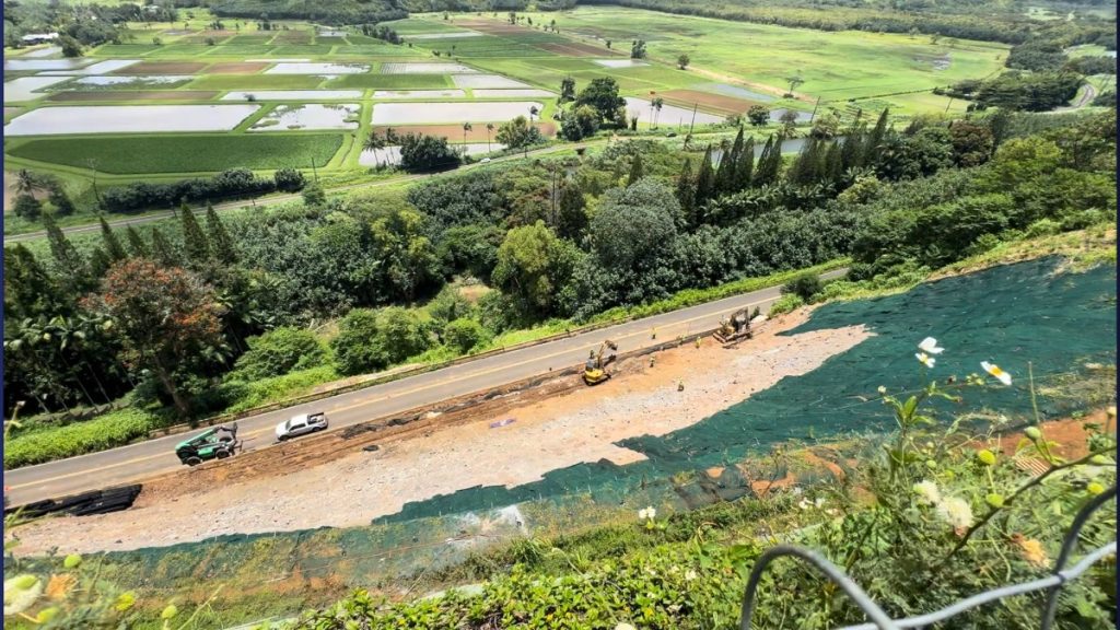 In June 2024, HDOT organized a special TheBus shuttle service to assist commuters during the project's second phase. (Photo Credit: Xiomara Yamileth/ Kaua'i Now)