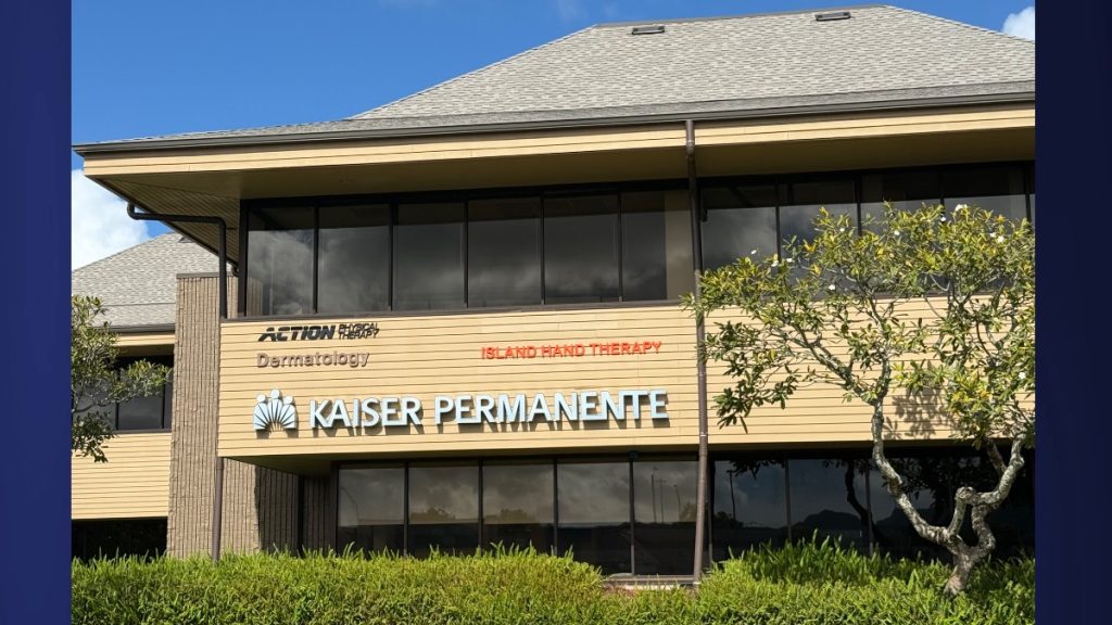 The Kaiser Permanente Līhuʻe Clinic is situated at the intersection of Kukui Grove Street and Haleko Road. (Photo Credit: Xiomara Yamileth/ Kauaʻi Now)