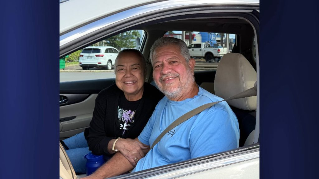 William and Bernadette Kaiwa express their solidarity with all Kaiser Permanente and federal employees who are currently facing challenges. (Photo Credit: Xiomara Yamileth/ Kauaʻi Now)