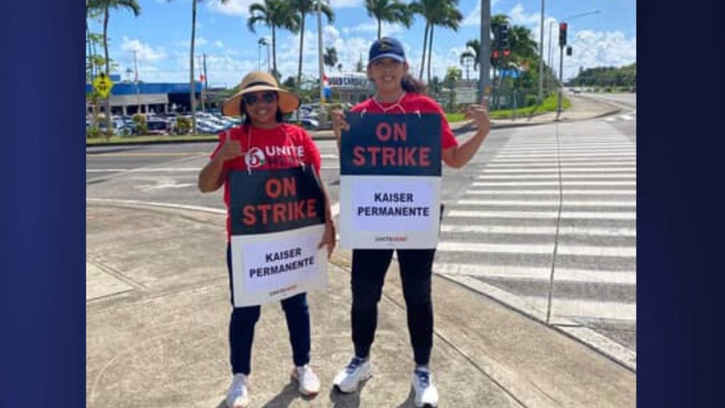 Kaiser Permanente employees stand at the intersection of Nawiliwili Road and Haleko Road, receiving supportive honks from passing motorists. (Photo Credit: Xiomara Yamileth/ Kauaʻi Now)