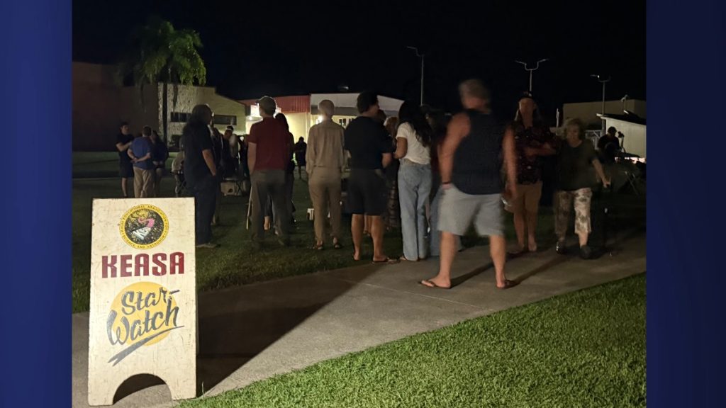 Following Dr. Filippenko’s talk, the Kaua'i Educational Association for Science and Astronomy gathered outside the Performing Arts Theater for their monthly star watch party. (Photo Credit: Xiomara Yamileth/ Kauaʻi Now)
