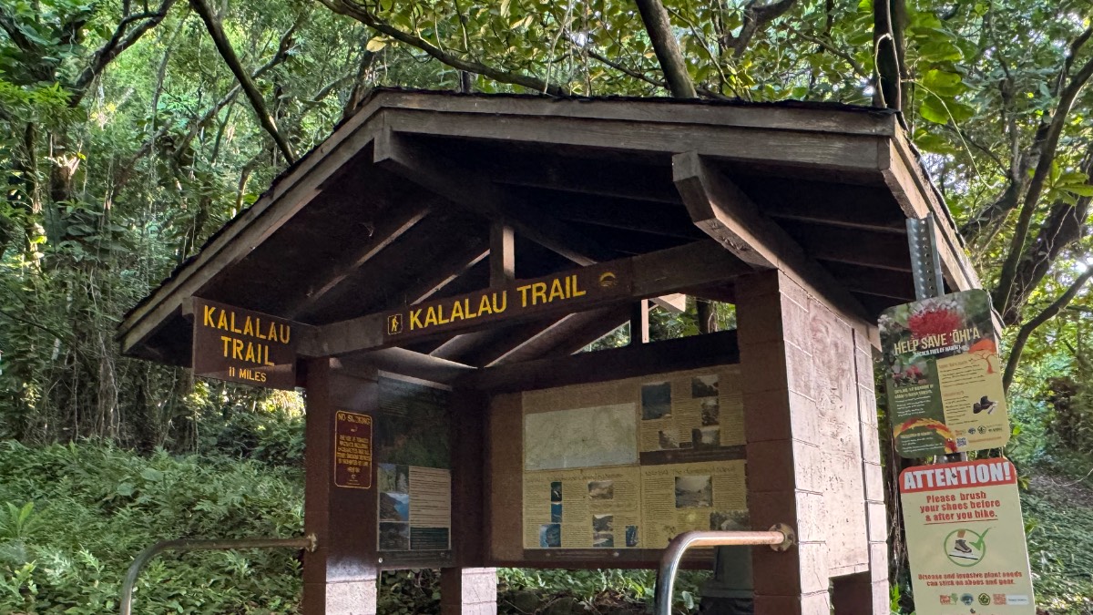Kauaʻi Fire Department rescue an injured visitor on Kalalau Trail