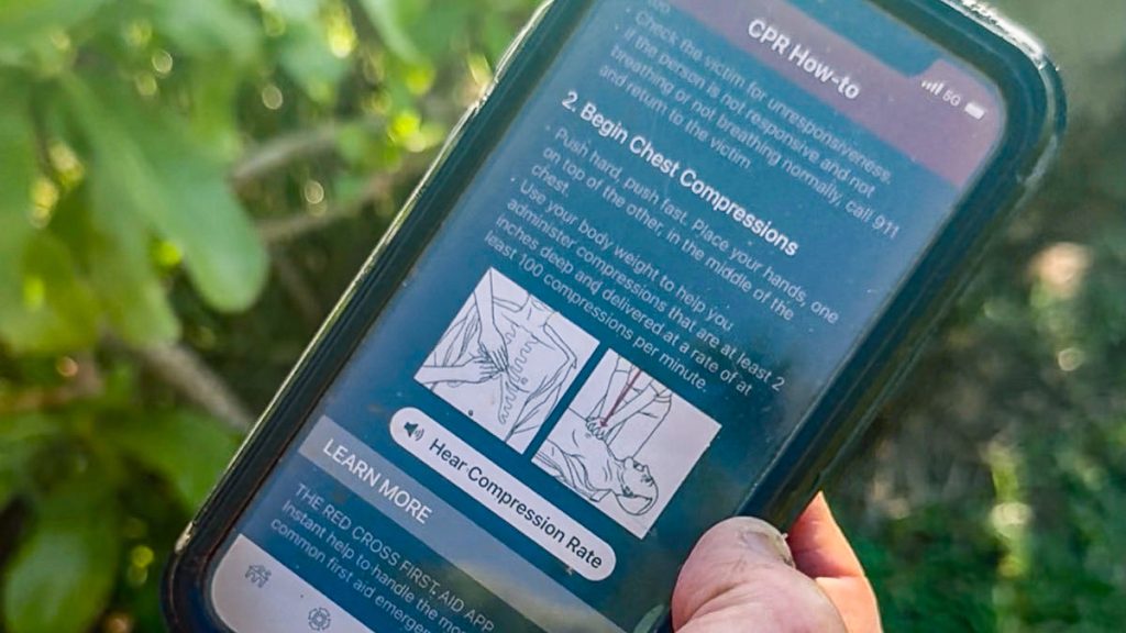 North Shore lifeguard Chris Pico demonstrates how to use the PulsePoint app and explains how it can guide users through step-by-step chest compressions. (Photo Credit: Xiomara Yamileth/ Kaua'i Now)