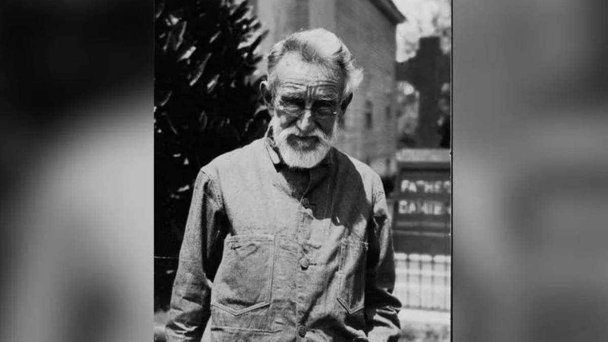 For 44 years, until his death in 1931, Father Joseph Dutton lived at the Kalaupapa Settlement on Molokaʻi, where he served the patients with Hansenʻs Disease who were forcibly taken there. (Photo: Hawaiʻi State Archives)