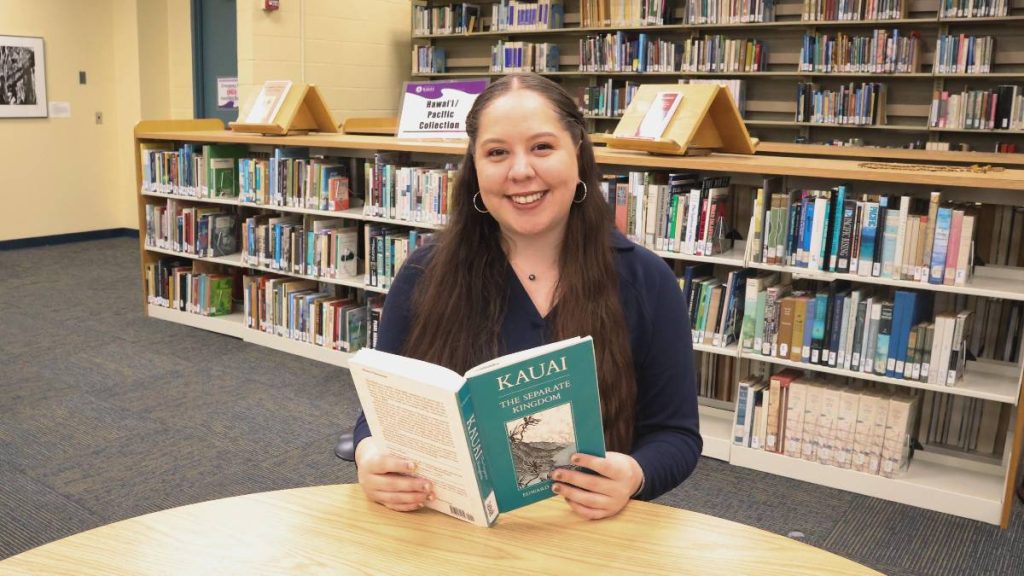 Alyssa Silvaʻs work as a student employee at the Kauaʻi Community College library led her to pursue a career in librarianship. (Photo Credit: Kauaʻi Community College)
