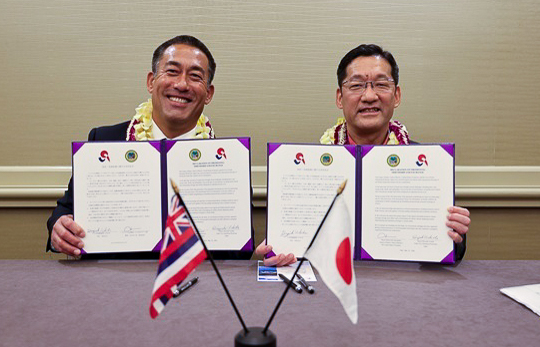 Kaua‘i Mayor Derek S.K. Kawakami (left) and Iwaki City Mayor Hiroyuki Uchida sign friendship agreements, reaffirming the sister city relationship between Kaua‘i and Iwaki. (Photo Credit: Kauaʻi County)