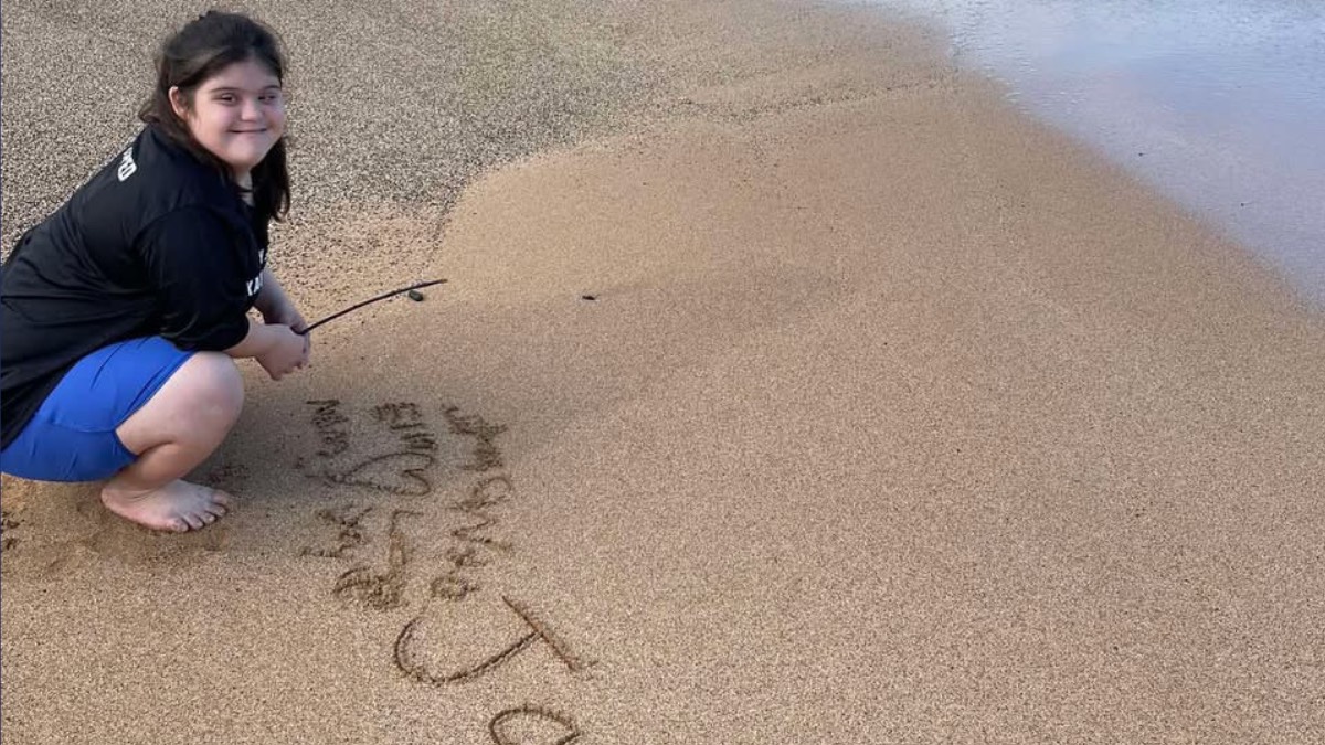 Teenager Ella Joy Martinez has launched Sand Scribetz, a business that provides photos of customized messages written in the sand of Kauaʻi beaches. (Photo Courtesy: Martinez family)