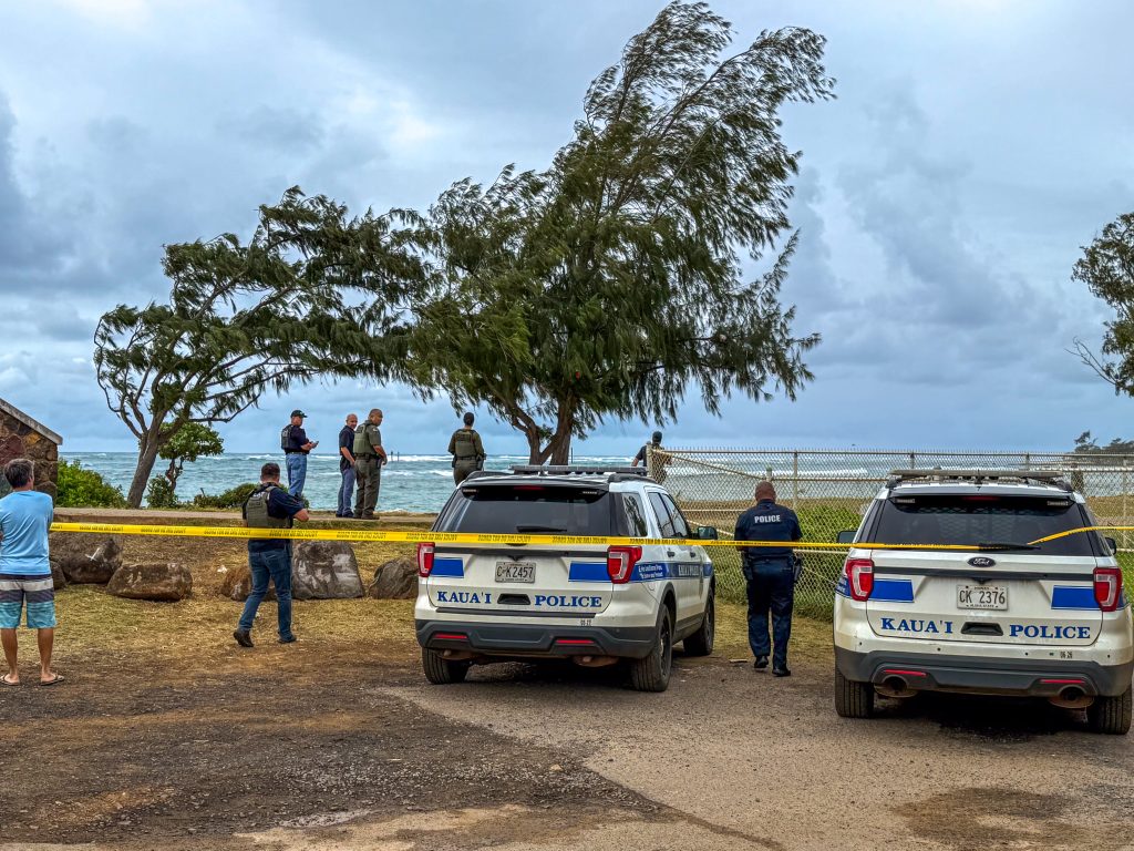 Kaua‘i police pursue murder suspect William "Billy" Sinclair on Monday, June 8, 2026, after he entered the ocean in Kapa‘a. (Xio Yamileth/Kaua‘i Now)