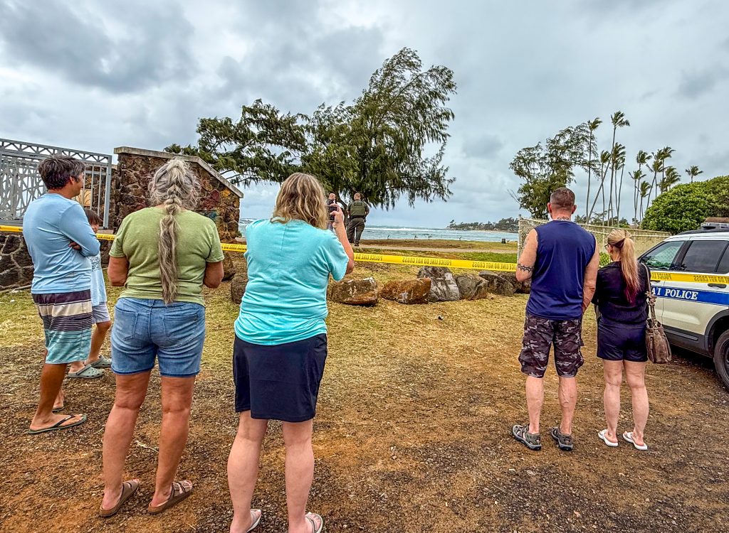 Kauaʻi police have blocked off a section behind the Kapaʻa Public Library as they try to coax a murder suspect out of the water on June 8, 2026. (Xio Yamileth/Kauaʻi Now)
