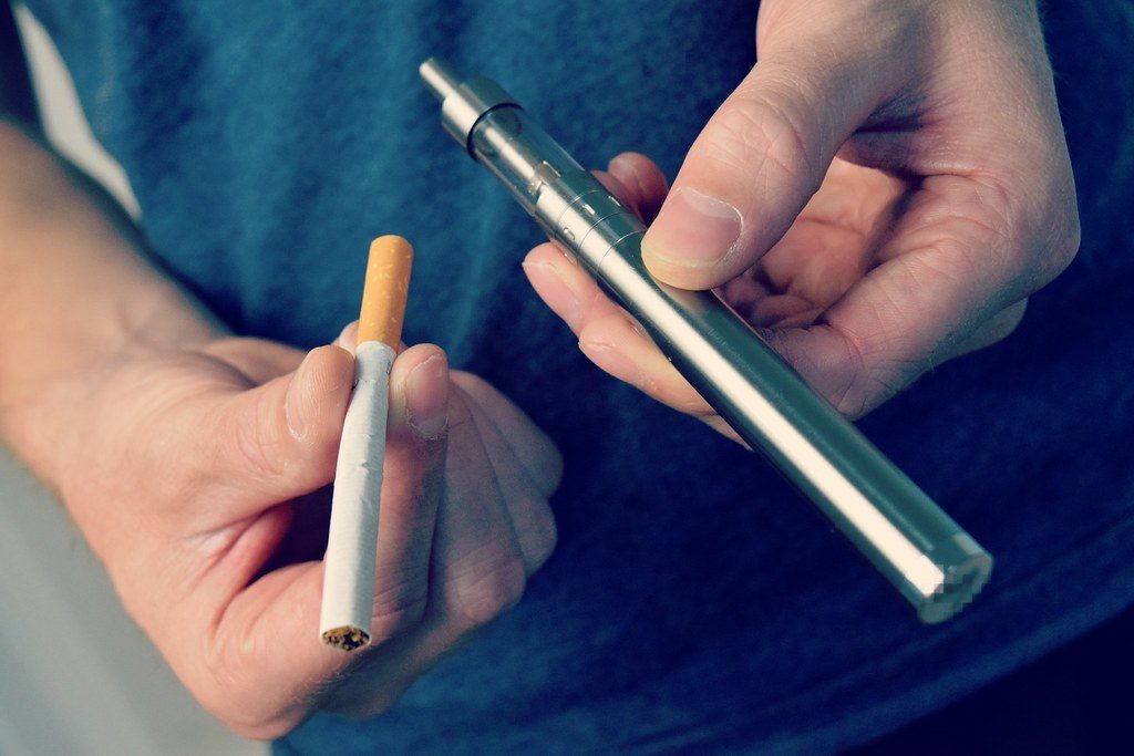 Smoking vs. Vaping. Wikimedia image