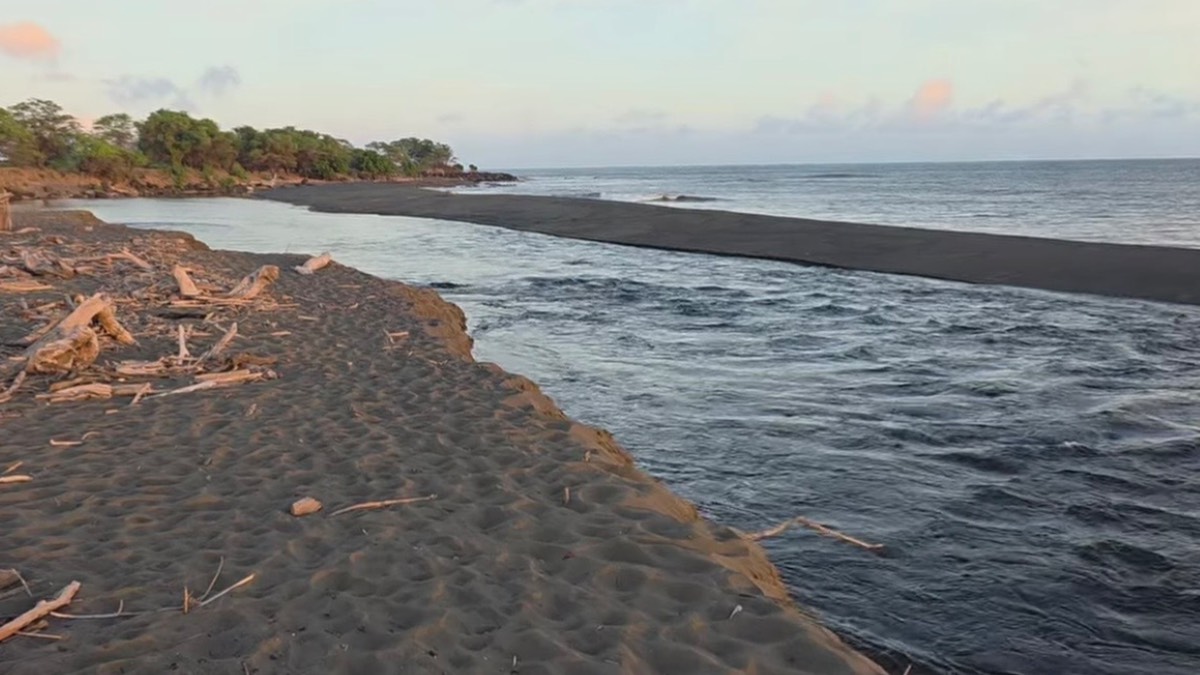 Kauaʻi seeks state assistance as Waimea River mouth shifts towards homes