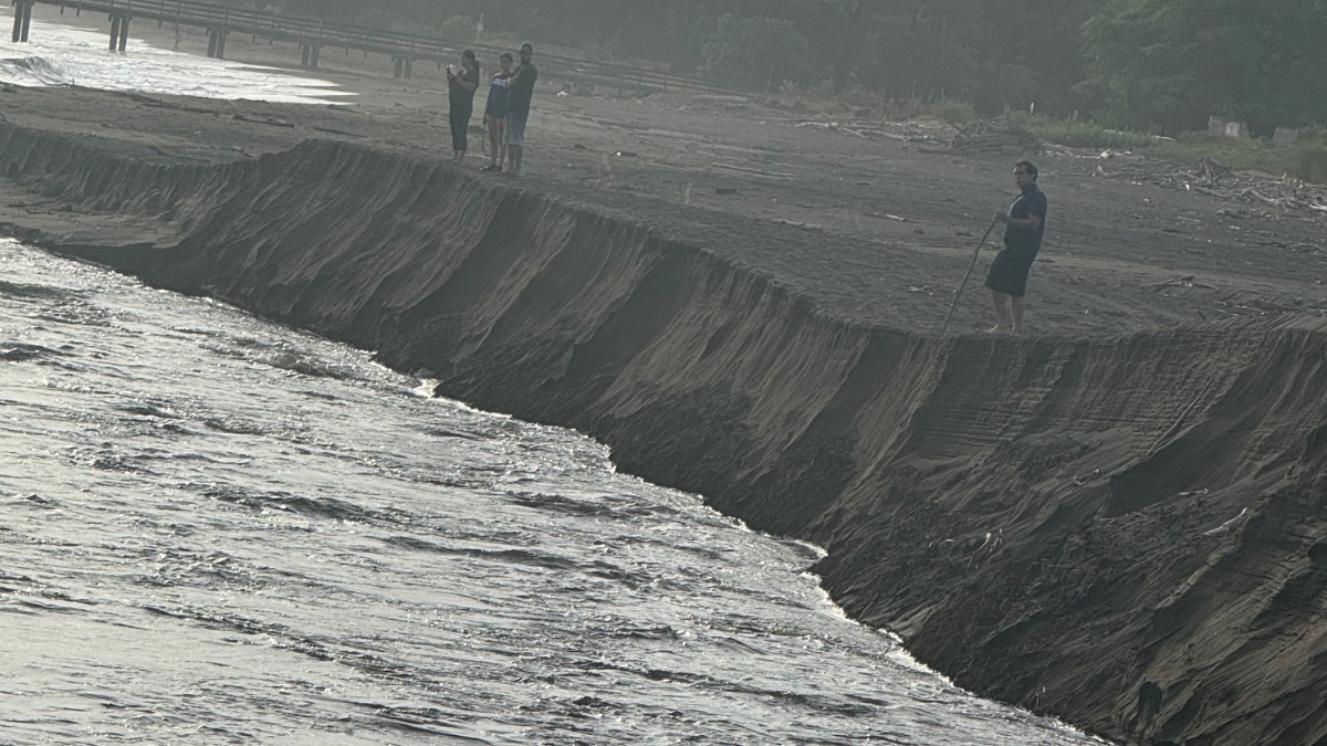 Kauaʻi seeks state assistance as Waimea River mouth shifts towards homes