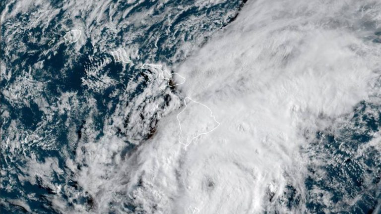 Saturday: Kauaʻi, Niʻihau remain under tropical storm warning; Lala becomes hurricane as approaches Big Island