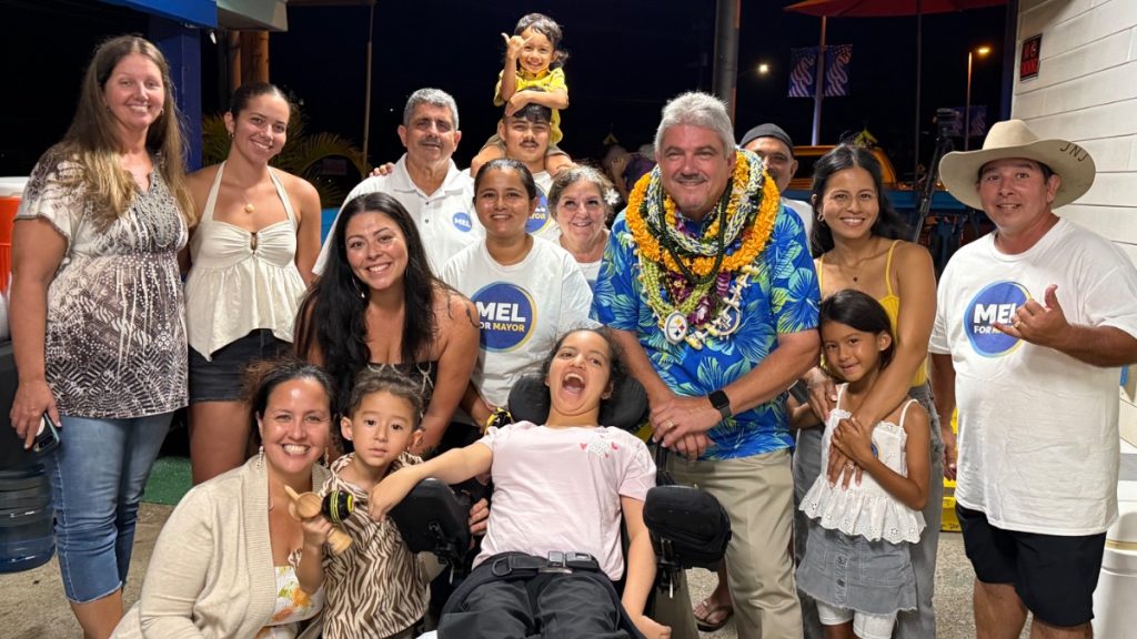 Mel Rapozo, along with friends and family, gathered at Anchor Cove to eat and share stories as the voting results were announced on Aug. 8, 2026. (Xiomara Yamileth/ Kauaʻi Now) 