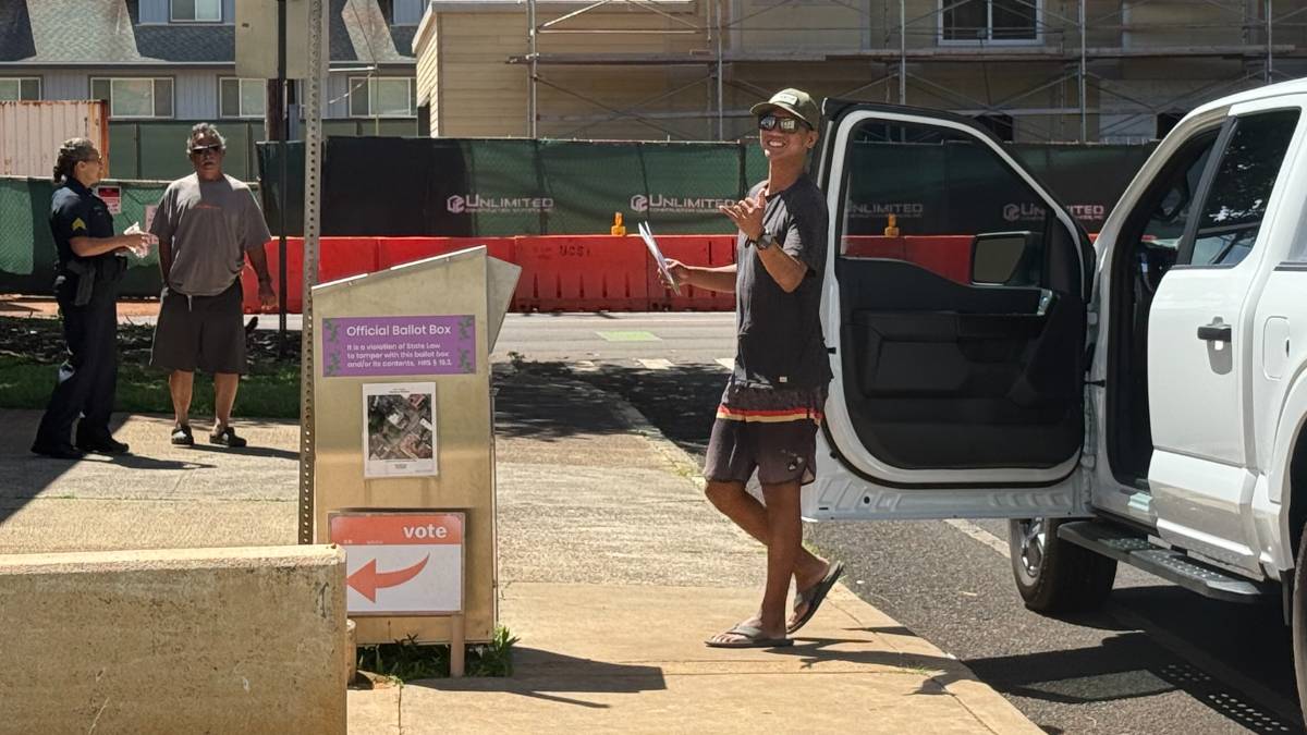 A voter gives the shaka as he casts his ballot for the 2026 primary election in a ballot box outside the voting center in Līhuʻe on Aug. 8, 2026. (Xiomara Yamileth/Kauaʻi Now)