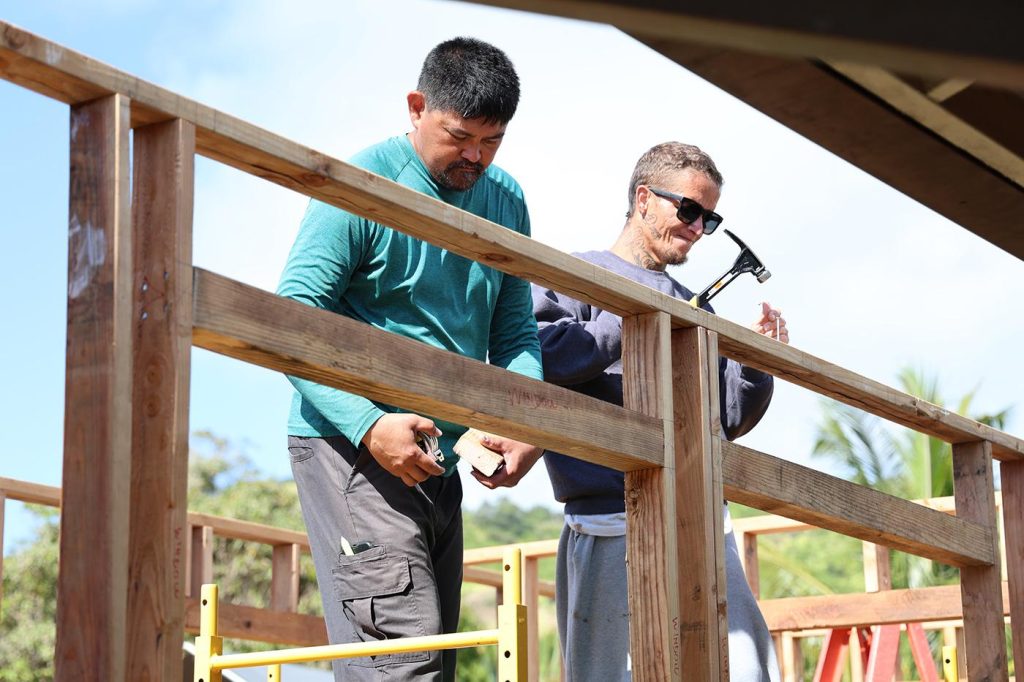 Kauaʻi Community College carpentry instructor Duke Lang works with a student from the Kauaʻi Community Correctional Center. (Photo courtesy: Kauaʻi Community College)