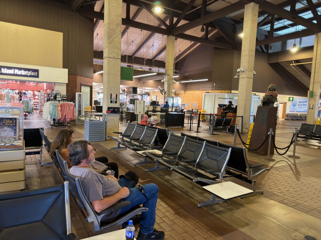 Mayor advises tourists to reconsider travel to Kaua??i until island recovers more from Hurricane Lowell