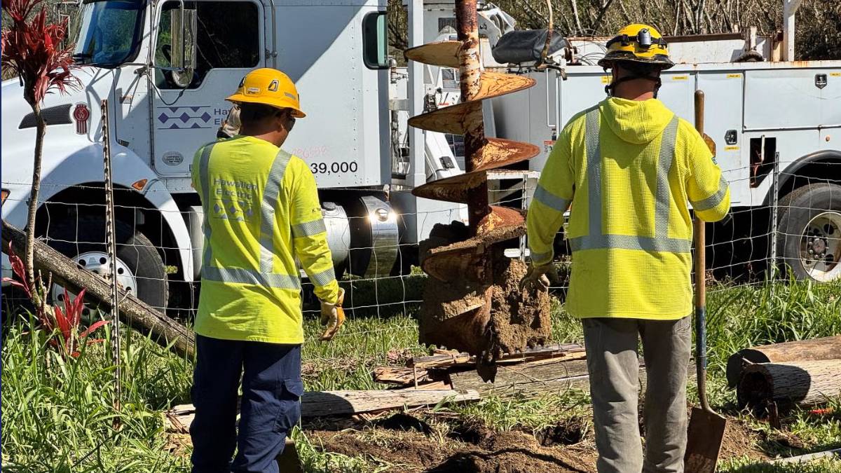 250 utility workers in the field on Kauaʻi to restore power to North Shore, pocket outages a week after Lowell