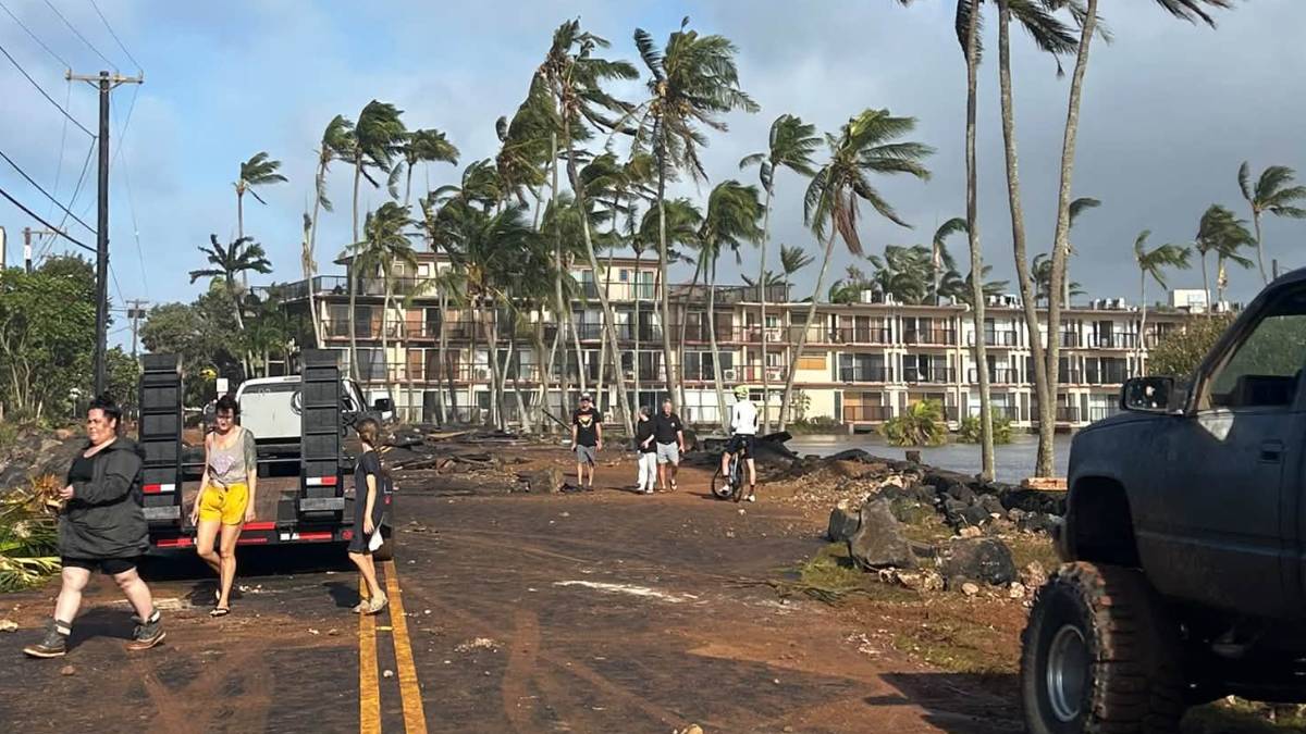 Hurricane Lowell terrified people on Kauaʻi overnight, then left them with damaged homes, fallen trees, no power